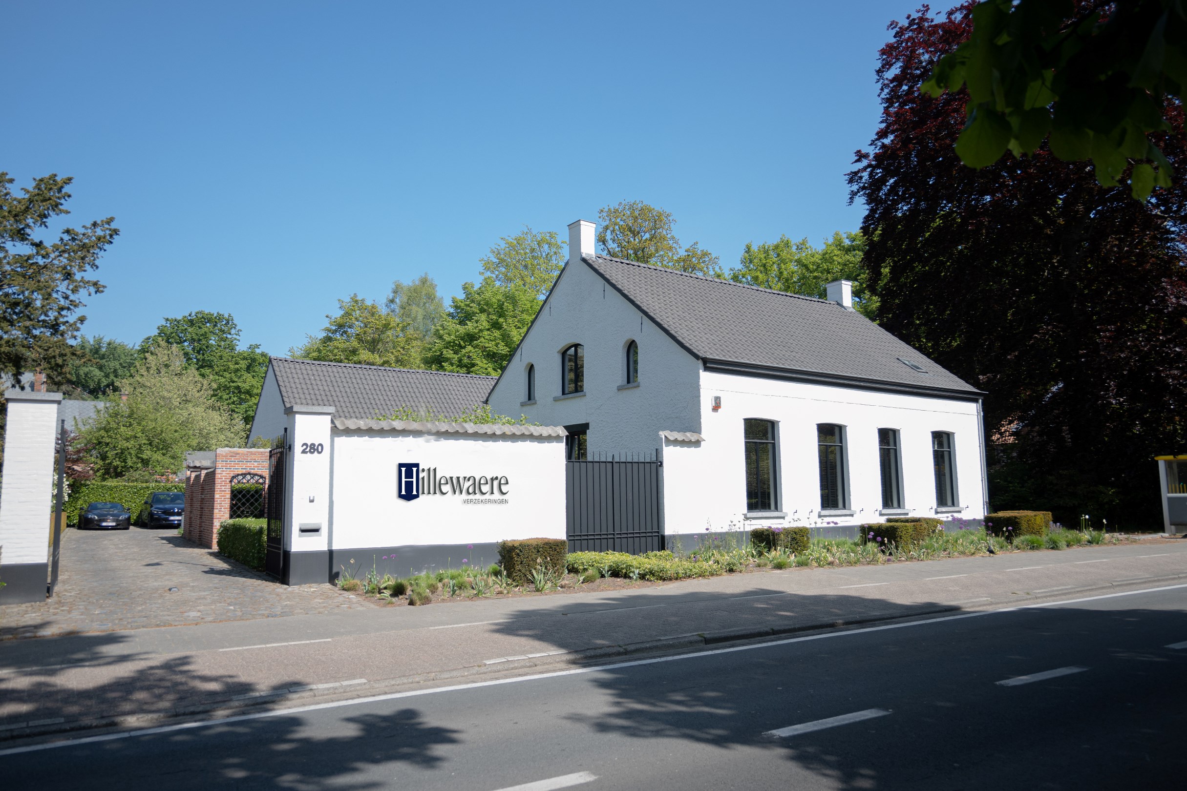 Instapklaar kantoorgebouw ingedeeld met burelen en voorzien van privatieve parking - foto 1