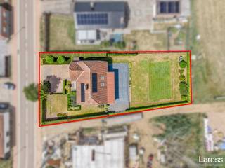 <p><strong>Waar rust, ruimte en bereikbaarheid samenkomen</strong></p>
<p>Landelijk wonen met alle comfort én een <strong>uitstekende bereikbaarheid</strong>? Deze charmante open bebouwing combineert het beste van twee werelden. U geniet hier dagelijks van een vrij uitzicht over achterliggende weilanden en bos, terwijl alle dagelijkse voorzieningen verrassend dichtbij zijn. Een supermarkt, kleuter- en lagere school bevinden zich op wandelafstand, ook de bushalte met regelmatige verbindingen richting Hasselt, Diest en Beringen ligt vlakbij. Middelbare scholen en het NMBS-station bereikt u bovendien in slechts enkele minuten met de fiets of de wagen. Tegelijk bevinden de E314, het klaverblad van Lummen en het centrum van Lummen zich op slechts enkele minuten, waardoor Hasselt, Leuven en Brussel bijzonder vlot bereikbaar zijn.</p>
<p>De woning werd doorheen de jaren met veel zorg onderhouden en verkeert in een <strong>uitstekende staat</strong>. Met een bewoonbare oppervlakte van <strong>257 m²</strong>, vier ruime slaapkamers, een recent gerenoveerde badkamer en een zonnig perceel van <strong>971 m²</strong> biedt ze alle ruimte voor comfortabel gezinsleven. Dankzij de sterke technische basis – waaronder een <strong>EPC-label C</strong>, zonnepanelen en een conforme mazouttank – is deze woning bovendien instapklaar.</p>
<p><strong>Waarom u deze woning moet ontdekken</strong></p>
<ul>
<li>Charmante open bebouwing op een perceel van <strong>971 m²</strong></li>
<li>Rustige, landelijke ligging met vrij uitzicht over weilanden en bos</li>
<li>Uitstekende verbinding naar de E314, Hasselt, Leuven en Brussel</li>
<li>Centrum van Lummen op slechts 5 minuten rijden</li>
<li>Supermarkt, scholen, bushalte én treinstation op wandel- en fietsafstand</li>
<li><strong>257 m²</strong> bewoonbare oppervlakte inclusief inpandige garage (2 personenwagens)</li>
<li><strong>4 </strong>volwaardige <strong>slaapkamers</strong></li>
<li>Recent stijlvol gerenoveerde badkamer</li>
<li>Recent aangelegd terras in blauwe hardsteen, deels overdekt</li>
<li>Ideale oost-zuidoriëntatie voor maximale lichtinval</li>
<li>Volledig beloopbare en droge kelder (ca. 65 m²), praktische zolder</li>
<li>Zonnepanelen (5.500 Wp)</li>
<li>EPC-label C</li>
<li>Conforme mazouttank</li>
<li>Asbestveilig</li>
<li>Alarmsysteem</li>
<li>Elektrische rolluiken aan alle ramen (behalve noord)</li>
<li>Gezellige inbouw houtkachel</li>
<li>Strak afgewerkte spanplafonds op het gelijkvloers</li>
</ul>
<p><strong>Indeling</strong></p>
<p><strong>Gelijkvloers</strong><br />Inkomhal, lichtrijke leefruimte met gezellige inbouw houtkachel, gastentoilet, volledig uitgeruste én ruime keuken, handige bureelruimte, inpandige garage en toegang tot het ruime, deels overdekte terras.</p>
<p><strong>Verdieping</strong><br />Vier ruime slaapkamers, een praktische nachthal en een recent gerenoveerde badkamer.</p>
<p><strong>Kelder & zolder</strong><br />Volledig beloopbare en droge kelder van circa 65 m², kruipkelder en een praktische zolder die ideaal is als extra bergruimte.</p>
<p><strong>Een woning om jarenlang van te genieten</strong></p>
<p>Deze woning onderscheidt zich niet alleen door haar ruimte en uitstekende staat van onderhoud, maar vooral door de harmonieuze combinatie van rust, wooncomfort en bereikbaarheid. Een plek waar je elke dag opnieuw met plezier thuiskomt.<br /><br />Voor meer informatie of een bezoek ter plaatse, contacteer uw vastgoedmakelaar Lars Smekens, via 0479/99.45.02 of lars.smekens@laress.be</p>