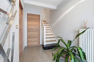 [[ DIT PAND NEEMT DEEL AAN DE ERA OPEN HUIZEN DAG OP 19/9 VAN 9:30 TOT 10:30 ]]
<p>Op zoek naar een instapklare gezinswoning waar ruimte, comfort en energiezuinig wonen samenkomen? Deze charmante halfopen woning in Hooglede biedt het allemaal. Gelegen in een rustige, residentiële omgeving geniet u hier van een aangename woonomgeving, een praktische indeling en een prachtig aangelegde tuin met veel privacy.</p>

<p>Bij binnenkomst valt meteen de verzorgde en uitnodigende uitstraling op. De lichtrijke leefruimte met ingemaakte kasten sluit mooi aan op de volledig uitgeruste keuken, wat zorgt voor een gezellige en praktische leefomgeving.</p>

<p>De woning beschikt over <strong>vier slaapkamers</strong>, waaronder een master bedroom met dressing en airco. Op de eerste verdieping bevinden zich drie slaapkamers en een <strong>badkamer met toilet</strong>. Daarnaast zijn er nog <strong>twee extra badkamers</strong>, wat zorgt voor extra comfort en flexibiliteit voor het hele gezin.</p>

<p>Ook buiten is het volop genieten. De zuidgerichte tuin met terras en tuinhuis vormt een heerlijke plek om te ontspannen, te spelen met de kinderen of gezellig samen te zijn met familie en vrienden.</p>

<p>Op vlak van energie en comfort scoort deze woning uitstekend met <strong>EPC-label B, conforme zonnepanelen, een conforme elektrische installatie, thuisbatterij en een laadpaal voor de elektrische wagen</strong>. De garage met sectionale poort, extra parkeergelegenheden, kelder en zolder zorgen bovendien voor de nodige bergruimte en praktisch gemak.</p>

<p>Een ideale thuis voor gezinnen die comfortabel, energiezuinig en zorgeloos willen wonen. Ontdek zelf de ruimte, het comfort en de charme van deze prachtige woning!</p>