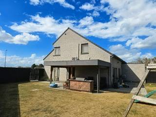 Te koop: Instapklare halfopen bebouwing (2010) met zuidgerichte tuin in Stekene<br /><br />Volledig instapklare, moderne gezinswoning (168 m² bewoonbaar) op een perceel van 440 m². Ideaal en centraal gelegen met een vlotte bereikbaarheid naar Sint-Niklaas, Hulst, Beveren, Antwerpen en Zelzate.<br /><br />Indeling:<br />Gelijkvloers: Inkomhal met ingemaakte kast en gastentoilet, ruime open leefruimte met keuken, en een inpandige garage (20 m²).<br /><br />Verdieping: 3 zeer ruime slaapkamers (16, 16 en 17 m²), praktische berging en een grote badkamer met inloopdouche, ligbad en tweede toilet.<br /><br />Zolder: Extra opslagruimte.<br /> <br />Belangrijkste troeven:<br /><br />Buitenleven: Grote, zuidgerichte tuin voorzien van een terras met pergola en wind-/zonneschermen.<br /><br />Parkeren: Garage én een ruime oprit met plaats voor 3 wagens naast elkaar.<br /><br />Klimaatcomfort: Vloerverwarming op het gelijkvloers en in de badkamer. Airconditioning in 2 slaapkamers.<br /><br />Staat: Bouwjaar 2010 en 100% instapklaar.<br />EPC: B waarde 117. <br />Elektriciteit comform.<br /><br />Zonder makelaar