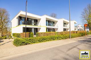 <p>"ABSOLUTE TOPPER" Afspraak ENIGE BEZOEKDAG uitsluitend telefonisch via Elias op 0479/ 57 .22 .88. Meer info via Facebook "Remue Randy" – LIKE de pagina en blijf op de hoogte van alle nieuwe panden. In Residentie Dil’Flats gelegen te D'Arconatistraat 77 in Dilbeek, treffen we één van de meest gerenommeerde residenties van de regio Dilbeek, deze prachtige assistentiewoning. Indeling: Bij het binnenkomen bevindt zich de ruime inkomhal, met aan de rechterzijde de toegangsdeur naar de master slaapkamer die via zijn hoekraam uitzicht geeft op het schitterende privédomein. Aansluitend treffen we de moderne badkamer met inloopdouche, wastafel met opbergruimte en toilet. Verder hebben we de volledig uitgeruste open keuken, voorzien van kwalitatieve Miele-toestellen waaronder een vaatwasser, wasmachine, combi-oven en ceramische kookplaat. De leefruimte is voorzien voor een eetplaats en een ruime zithoek, met aansluitend toegang tot het zeer grote privé-terras van maar liefst 34 m². Bekend om haar uitmuntende service, luxe en comfort, kent deze residentie een wachtlijst aan geïnteresseerde bewoners. Deze flat is onmiddellijk beschikbaar voor eigen bewoning of verhuurd via de wachtlijst aan kandidaat-huurders indien aankoop als investering. Een absolute topper voor 65+ op zoek naar zorgeloos wonen in een hoogstaande omgeving,<br />P-score A / G-score A.<br />VOOR ZEER SNELLE BESLISSERS!<br />IMMO ZONE RHODELAND – Elias Le Juste 0479/ 57 .22 .88</p>