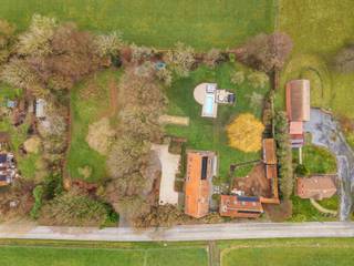 Cette maison individuelle avec dépendance est située à Ellezelles.Actuellement, ces deux maisons sont agréées comme maisons de vacances pour 16...