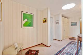 Dit ruime appartement is prima gelegen en doormiddel van de ligging op het vijfde en bovenste verdiep biedt het mooie vergezichten langs 3...