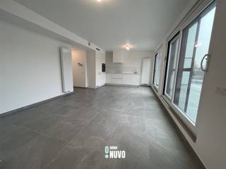 <p><span>Studio éco-énergétique avec terrasse agréable</span><span><br /><br />Vous recherchez un appartement studio moderne à louer à Aalst ? Alors cette propriété pourrait être faite pour vous.<br /><br />Superbe studio éco-énergétique au 1er étage, fini avec des matériaux de qualité et beaucoup de lumière, situé dans un petit immeuble d'appartements dans un quartier résidentiel agréable en bordure verte de Aalst. Aménagé avec un hall d'entrée, un espace de vie spacieux avec un coin nuit, une cuisine ouverte entièrement équipée, une salle de bain avec douche à l'italienne, un débarras et une grande terrasse. Place de parking souterraine et rangement en cave inclus dans le prix. Un espace de rangement pour vélos et des déchets sont également disponibles.<br /><br />Loyer : 830 € de loyer + 40 € de provisions = 870 €<br /><br />Disponibilité à discuter.<br /></span><span>Pour plus d'informations ou pour une visite, contactez Tiebe au 0468 26 61 85<br />tiebe@immonuvo.be </span></p>