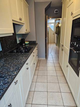 Goed gelegen, instapklare woning met een gunstige EPC B 165kw/u.<br /><br />U komt binnen in een charmante gang waar ook het toilet bevindt. Verder is de living en keuken met de nodige opbergruimte en toestellen: ingebouwde koelkast/diepvries, oven met grill functie en microgolfoven en een ingebouwde vaatwasser ( vernieuwd in 2024). In het voor en najaar is het heerlijk vertoeven in onze lichtrijke veranda met uitzicht op een leuke stadstuin waar een handig berghok staat.<br /><br />Op de eerste verdieping hebben we 3 slaapkamers en een badkamer. In de 2 aangrenzende kamers zijn er ingebouwde kasten voorzien met veel opbergruimte. Er is een vaste trap naar de zolderkamer waar u eventueel een 4e slaapkamer van kan maken en waar ook ingebouwde kasten zijn. En een apart stuk waar de recent vernieuwde gasketel staat.<br /><br />Troeven van dit huis zijn:<br /><br />- gunstige EPC B 165kw/u<br />- vernieuwde Elektriciteit <br />-rustig gelegen maar dicht bij alle winkels en de oprit van de autosnelweg.<br />- Een likje verf of behang naar keuze en u kan er zo in.