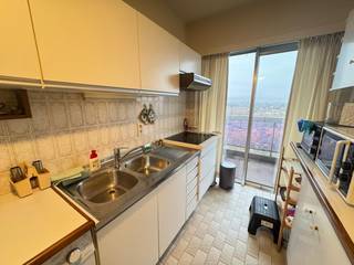 Appartement op centrale ligging in Merksem vlakbij winkels, openbaar vervoer, scholen,...Indeling van het appartement:Woonkamer: +/- 30m²...