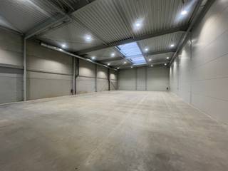<p><span>De nieuwe bedrijvencampus <strong>"MIJNPARK"</strong> is gelegen op het industrieterrein Centrum-Zuid vlakbij de op- en afrit 29 van de E314 (Aken - Heerlen - Brussel), in het hart van Limburg.<br /><br />Op dit voormalig mijnterrein worden <strong>30</strong> duurzame en kwalitatieve KMO-units/showrooms/kantoren gebouwd met het oog op energie-efficiëntie. </span><span>Een combinatie van polyvalente en compacte panden zorgt voor een verscheidenheid aan oppervlaktes, gaande <strong>van 150m² tot 1900m²</strong>. <br /></span></p>
<p>Duurzaamheid staat centraal op deze bedrijvencampus. Duurzaamheid in de realiteit brengen is een complex verhaal, dat je niet met één modewoord kan vatten. <span>Om de ambitie van de ontwikkelaar kracht bij te zetten, zullen de gebouwen van de Mijnpark Bedrijvencampus </span><strong>BREEAM-gecertificeerd</strong><span> zijn. Dit internationaal systeem meet, beoordeelt en quoteert de duurzaamheid van de gebouwen, en houdt daarbij rekening met een 90-tal parameters. </span>Om hieraan te voldoen zijn alle panden voorzien van alle <strong>technieken.</strong><br /><br /><span>Deze unit heeft een oppervlakte van <strong>271m²</strong> op een terrein van <strong>394m²</strong> en heeft <strong>twee </strong>parkeerplaatsen voor de deur. De units worden instapklaar opgeleverd, voorzien van alle technieken zoals <strong>elektriciteit, LED-verlichting, verwarming, warmtepomp en zonnepanelen.</strong><br /><br />KENMERKEN UNIT:<br />- oppervlakte: <strong>271m²</strong><br />- parkeerplaatsen: <strong>2</strong><br />- staalstructuur met geïsoleerde wanden en dak<br />- sectionaalpoort 4m x 4m<br />- technieken: elektriciteit, LED-verlichting, verwarming, warmtepomp en zonnepanelen<strong><br /></strong></span><strong><br /></strong><span>Kortom, een ideale ontwikkeling voor ondernemers die op zoek zijn naar een kwalitatieve werk- of opslagplaats en daarbij belang hechten aan een goede locatie en duurzame gebouwen met uitstraling. Kijk ook op www.mijnpark.be. </span><br /><span><br />Meer info: +32 (0)11 39 90 50 of info@jansenrealestate.be.</span></p>
