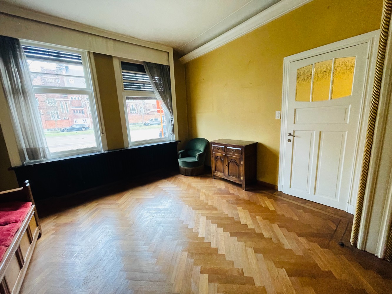 Brugge  Kristus-Koning, Burgerhuis met tuin,  dubbele living, 3 slaapkamers , centrale verwarming . - foto 2