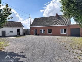 Authentieke residentiële hoeve op een uitzonderlijk perceel van maar liefst 7.165 m², gelegen op een toplocatie met een vlotte bereikbaarheid en een aangename landelijke omgeving.<br /><br />De eigendom beschikt over een ruime binnenkoer die tal van mogelijkheden biedt voor het stallen van voertuigen, het uitoefenen van een hobby of het houden van dieren.<br /><br />De woning omvat een inkomhal met praktische berging, een apart gastentoilet, een gezellige leefruimte met zit- en eethoek en een functionele keuken met aansluitende wasplaats. Verder vindt u een badkamer uitgerust met douche/bad en lavabo, evenals twee volwaardige slaapkamers.<br /><br />Via een zolderluik bereikt u de ruime zolderverdieping, die tal van uitbreidingsmogelijkheden biedt.<br /><br />Buiten geniet u van circa 140 m² aan stallen en een afzonderlijk bijgebouw dat momenteel dienstdoet als kippenhok. De aanwezigheid van een vijver versterkt het landelijke karakter van deze eigendom.<br />Een unieke opportuniteit voor wie op zoek is naar ruimte, rust en mogelijkheden op een royaal perceel.<br />Na aanvraag kan conform de zonevreemdebasis rechten de woning een volume van maximum 1000m³<br /><br />Mogelijkheid tot aankoop landbouwgrond van 2,1 ha.<br /><br />Extra troeven<br /><br />
<ul>
<li>rustige ligging</li>
<li>veel potentieel</li>
<li>regenwaterput</li>
<li>grondwaterput</li>
<li>garage</li>
<li>residentieel vergund</li>
</ul>
<br /><br />Deze woning is te koop ZONDER makelaar via het concept van Smart Houses. Wenst u verdere inlichtingen of een bezoek? Contacteer rechtstreeks de eigenaar via 0477/71.90.78