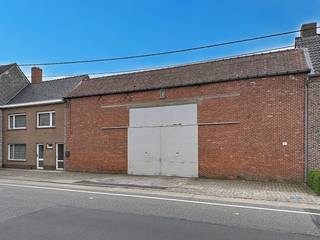 Kloeke woning met vier slaapkamers en ruim magazijn in Hulste.<br />Sommige woningen spreken meteen tot de verbeelding. Deze is er zo één. Zodra je de voordeur opent, voel je het: de ruimte, de stevigheid, het potentieel van een huis dat wacht op een nieuwe eigenaar die er iets moois van maakt.<br />De woning vraagt ongetwijfeld wat liefde en renovatie, maar wie bereid is die stap te zetten, wordt rijkelijk beloond. Vier volwaardige, ruime slaapkamers, royale leefruimtes en een prachtige tuin die uitnodigt om tot rust te komen. Dit is een thuis in de volle betekenis van het woord.<br />Achteraan de woning is er een recht van doorgang en is er toegang tot de tuin, een discrete maar waardevolle troef. Naast de woning bevindt zich een indrukwekkend kloek magazijn, bereikbaar via de poort en via een aparte ingang tussen woning en magazijn. Het dak van dit magazijn verdient in de toekomst de nodige aandacht, maar wie daar doorheen kijkt, ontdekt een ruime en bijzonder praktische ruimte die tal van mogelijkheden biedt, voor opslag, werkplaats of iets heel anders.<br />Tot slot is er nog een bijzonder gegeven dat deze eigendom extra interessant maakt: het perceel biedt mogelijkheden als projectgrond, waar drie à vier rijwoningen kunnen worden opgericht.<br />Benieuwd? Patricia van Maison R verwelkomt je met veel enthousiasme. <br />Bel haar op 0479 368 349 en ontdek wat deze eigendom te bieden heeft.