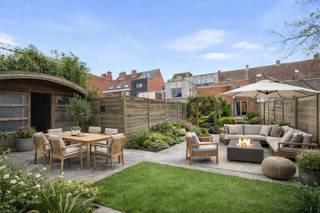 <strong>Te koop: charmante woning met garage en gezellige stadstuin in hartje Waregem!</strong><br /><br />In een rustige zijstraat van het <strong>centrum</strong> van Waregem vinden we deze <strong>lichtrijke woning</strong> met garage en aangename stadstuin. Dankzij de centrale ligging bevinden winkels, scholen, horeca en openbaar vervoer zich allemaal op wandelafstand.<br />De woning is comfortabel bewoonbaar en met een gerichte opfrisbeurt kan ze volledig voldoen aan de hedendaagse woonnormen. <br /><br />Wat maakt dit pand uniek?<br />Bij binnenkomst leidt de inkomhal je naar de <strong>garage met sectionale poort</strong> en vervolgens naar de <strong>gezellige leefruimte</strong> met parketvloer en inbouwcassette. Aansluitend vind je de ingerichte <strong>keuken</strong>, een afzonderlijk toilet en een <strong>wasplaats met douche</strong>.<br />Op de eerste verdieping bevinden zich <strong>drie slaapkamers</strong> en een <strong>badkamer</strong> met ligbad en tweede toilet. De <strong>zolderkamer</strong> biedt extra mogelijkheden. Daarnaast beschikt de woning over een praktische <strong>kelder</strong> én een aangename <strong>stadstuin</strong> met twee tuinhuizen.<br /><br />Troeven: conforme elektriciteit, garage met sectionale poort, kelder aanwezig, praktische indeling, stadstuin met opbergruimte, centrale ligging vlak bij alle faciliteiten.<br /><br />Voor wie is dit ideaal?<br />Perfect voor starters, gezinnen of wie graag comfortabel wil wonen in het volle centrum van Waregem, met alle voorzieningen binnen handbereik en toch in een rustige straat.<br /><br />Te koop via Immo Beguin, jouw vastgoedexpert sinds 2009, met kantoren in Ronse, Waregem, Kortrijk, Deinze, Doornik en Lessines.<br />Meer informatie: charlotte@immobeguin.be