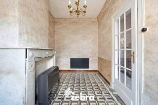 Deze te renoveren stadswoning is gunstig gelegen nabij het centrum van Roeselare, op wandelafstand van de Markt (mobiscore: 9,2/10). De woning is vlot bereikbaar, met diverse winkels, horeca, openbaar vervoer en sportfaciliteiten op wandelafstand.<br /><br />Bij binnenkomst betreedt u een ruime inkomhal met een aangrenzende bureauruimte. Verder komt u in de woon- en eetkamer, die toegang biedt tot zowel de keuken als de badkamer. Aanpalend aan de keuken bevindt zich het terras.<br /><br />Via de trappenhal bereikt u de eerste verdieping, waar een hal leidt naar twee ruime en lichtrijke slaapkamers. Vervolgens kunt u met een vaste trap naar de ruime zolderverdieping +/- 28 m², die na opknapwerk mogelijk als masterbedroom kan worden ingericht.<br /><br />Deze woning beschikt bovendien over een uitstekende ligging, verwarming op gaskachel(s), automatische rolluiken, ....<br /><br />Renovatieplicht van toepassing.<br /><br />Deinst u er niet van terug uw handen uit de mouwen te steken? <br />Of bent u op zoek naar het ideale project? Aarzel niet en leg vandaag nog uw bezoek vast! 