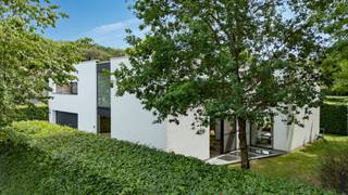 <p><strong>Exclusieve villa met zwembad op een uitzonderlijk perceel in een rustige woonomgeving te Malle</strong></p>
<p>In een bijzonder <strong>rustige</strong> en <strong>groene omgeving</strong> van <strong>Malle</strong> bevindt zich deze <strong>ruime</strong>, <strong>instapklare villa</strong> op een <strong>prachtig perceel</strong> met <strong>zwembad</strong>, <strong>royale leefruimtes</strong> en een <strong>volledig onderkelderde</strong> constructie. Dankzij de combinatie van <strong>hoogwaardige afwerking</strong>, <strong>energiezuinige technieken</strong> en een uitzonderlijk <strong>wooncomfort</strong> is deze eigendom een unieke opportuniteit voor wie ruimte en kwaliteit zoekt. De woning is bovendien uitgerust met een <strong>alarmsysteem</strong>, <strong>omkeerbare airconditioning</strong> en <strong>screens aan de zuidkant</strong>, wat bijdraagt aan het comfort en de veiligheid.</p>
<p>Bij het betreden van de woning komt u terecht in een <strong>ruime inkomhal</strong> met gastentoilet en toegang tot de verschillende leefruimtes. De <strong>lichtrijke woonkamer</strong> met aansluitende <strong>eetruimte</strong> geniet van grote raampartijen en een aangename connectie met de tuin. De <strong>ruime leefkeuken</strong> vormt het hart van de woning en biedt alle mogelijkheden voor gezellige familiemomenten. Verder bevinden zich op het gelijkvloers een <strong>kantoorruimte</strong>, een aparte <strong>tv-hoek</strong>, een praktische <strong>wasplaats</strong> en een <strong>inpandige garage</strong>. Dankzij de aparte <strong>praktijk- of kantoorruimte</strong> is deze woning bovendien uitermate geschikt voor wie wonen en werken wil combineren.</p>
<p>Op de eerste verdieping beschikt de villa over maar liefst <strong>vijf ruime slaapkamers</strong>. De <strong>master suite</strong> omvat een royale hoofdslaapkamer, een <strong>dressing met ingemaakte kasten</strong> en een <strong>luxueuze badkamer</strong>. Daarnaast zijn er nog <strong>twee extra badkamers</strong> en een afzonderlijk toilet, wat zorgt voor <strong>optimaal comfort</strong> voor een groot gezin. Een ruime <strong>hobbykamer</strong> biedt tal van mogelijkheden als <strong>speelkamer</strong>, <strong>fitnessruimte</strong>, <strong>atelier</strong> of extra <strong>bureauruimte</strong>. Het <strong>zonnige balkon</strong> vervolledigt deze verdieping.</p>
<p>Een absolute troef is de <strong>volledig onderkelderde verdieping</strong> met meerdere afzonderlijke <strong>kelderruimtes</strong> en <strong>wijnkelder</strong>.</p>
<p>Buiten geniet u van een prachtig aangelegde <strong>zuidgerichte tuin</strong> met <strong>veel privacy</strong>, een <strong>verwarmd zwembad</strong> en <strong>poolhouse</strong>, waar rust en ontspanning centraal staan. Het ruime perceel biedt voldoende plaats voor kinderen om te spelen, tuinliefhebbers om zich uit te leven en gasten te ontvangen tijdens lange zomeravonden.</p>
<p>Ook op technisch vlak scoort deze woning uitstekend. De villa is bijzonder <strong>energiezuinig</strong> dankzij een combinatie van <strong>kwalitatieve isolatie</strong>, <strong>zonnepanelen</strong>, <strong>thuisbatterijen</strong> en een <strong>warmtepomp</strong>, wat resulteert in een <strong>duurzame</strong> en <strong>toekomstgerichte woonervaring</strong>.</p>
<p><strong>Troeven</strong></p>
<ul>
<li>Energiezuinig (isolatie, zonnepanelen, thuisbatterijen en warmtepomp)</li>
<li>Zuidgerichte tuin met veel privacy</li>
<li>Verwarmd zwembad met poolhouse</li>
<li>Inpandige garage</li>
<li>Volledig onderkelderd</li>
<li>Ingemaakte kasten</li>
<li>Praktijk- of kantoorruimte aan huis mogelijk</li>
<li>Alarmsysteem</li>
<li>Mogelijkheid tot bijverwarming</li>
</ul>
<p>Een unieke villa waar ruimte, comfort en een uitstekende ligging samenkomen. Een bezoek is absoluut de moeite waard.</p>