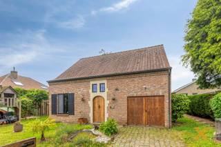 GEZELLIGE GEZINSWONING IN RUSTIGE WOONWIJK, gelegen op boogscheut van centrum Lovendegem, winkels en openbaar vervoer op wandelafstand. Woning bestaande uit: Gelijkvloers: Inkomhal/traphal met vestiaire, gastentoilet, bureau (8m2), lichtrijke woonkamer/salon (42m2), ingerichte keuken, veranda, ruime garage (20,4m2) met aansluiting wasmachine. 1e verdieping: nachthal, 3 ruime slaapkamers voorzien van handige ingemaakte kasten (13,5 - 14,5 - 14,7m2), badkamer. Grote opbergzolder, zuidgerichte achtertuin met tuinberging, centrale verwarming op aardgas (Hoogrendement condensatieketel), elektriciteit 100% goedgekeurd, grote opbergkelder of hobbyruimte (droog - 32m2). DEZE WONING IS EEN ABSOLUTE TOPPER!! Woning vrij bij akte. Bezoek enkel op afspraak met Immo-X via email.