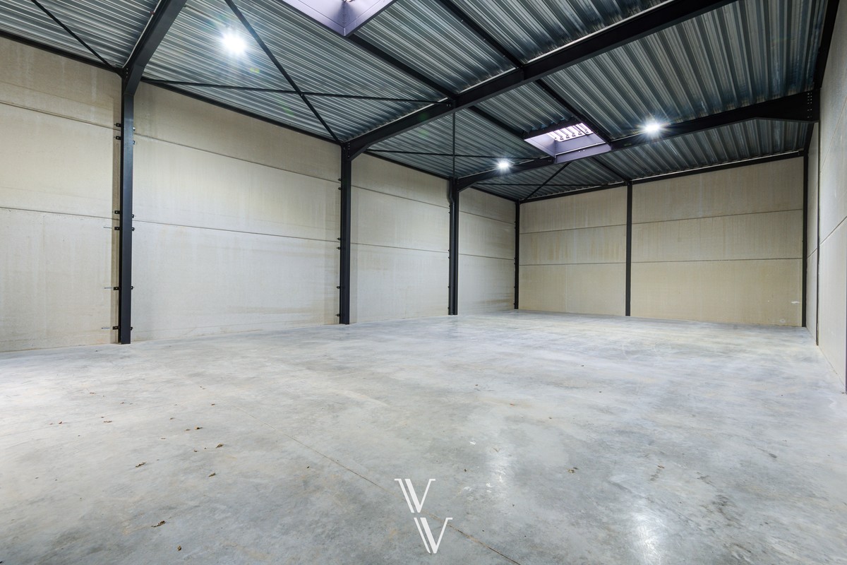 Commercial for rent in Emblem - photo 4