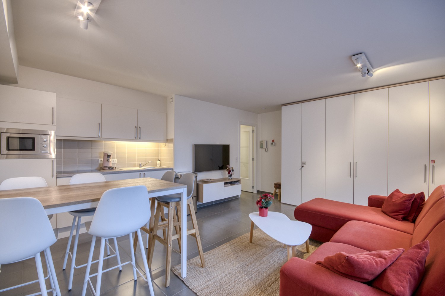 Lichtrijke studio met slaaphoek en terras nabij de Zeedijk te Mariakerke-Oostende ! - foto 1