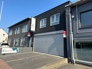 Loods: * Oppervlakte van 110m² * 2 staanplaatsen * sectionale poort * camerabewaking * alle nutsvoorzieningen.mogleijkheid om samen met het...