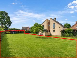 <p>Bent u op zoek naar een ruime open bebouwing met extra bouwmogelijkheden in Aspelare? Gevonden! <br />Deze verzorgde woning is gelegen op een perceel van 8a 82ca en biedt een meerwaarde dankzij de naastliggende bouwgrond van 9a 26ca, inbegrepen in de prijs. Op deze grond kan eveneens een open bebouwing worden opgericht. De woning heeft een bewoonbare oppervlakte van 200 m², beschikt over 12 zonnepanelen, groenestroomcertificaten tot en met 2029 en centrale verwarming op gas. Bovendien geniet u van een rustige ligging op wandelafstand van het centrum van Aspelare.<br />Via de ruime oprit bereikt u de woning. De lichtrijke inkomhal geeft toegang tot de leefruimte, garage, berging, apart toilet en 1ste verdieping. De gezellige leefruimte van 35 m² met parketvloer en houtkachel geniet van veel lichtinval en zicht op de tuin. Aansluitend bevindt zich een bureau van 7 m² met ingewerkte kasten en een volledig geïnstalleerde keuken met toegang tot de tuin. Naast de keuken vindt u een praktische berging met plaats voor wasmachine, droogkast en extra opslag. De garage van 30 m² biedt ruimte voor twee wagens en extra bergruimte.<br />Op de verdieping bevinden zich drie ruime slaapkamers (20 m², 15,5 m² en 12 m²), een berging, een badkamer met douche en dubbele lavabo en een apart toilet. Buiten geniet u van een mooi aangelegd terras met meerdere zithoeken en een deels overdekt tuinhuis, ideaal als lounge.<br />Interesse? Contacteer ons voor een bezoek via 054 23 53 83 of mail naar info@localsvastgoed.be.</p>