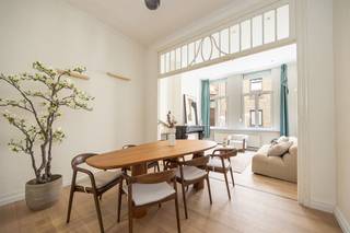 <p><span>Op zoek naar een gezellige, centraal gelegen stek in de stad? Dit gelijkvloersappartement combineert charme, authenticiteit en functionaliteit op een toplocatie tussen Paardenmarkt, Ossenmarkt en het bruisende Eilandje. Perfect als eerste woning of slimme investering.</span></p><p><span> </span></p><p><span>Licht &amp; karaktervol</span></p><p><span>Je komt binnen in de leefruimte op een warme houten vloer, waar de hoge plafonds en de authentieke sierschouw meteen in het oog springen. Grote ramen zorgen hier voor een aangename lichtinval en een open, luchtig gevoel. De ruimte biedt plaats voor zowel een gezellige zithoek als een volwaardige eettafel, die mooi overloopt in de achterliggende eetkamer.</span></p><p><span>De keuken is praktisch ingericht met voldoende kastruimte, een gasfornuis en een onderhoudsvriendelijke tegelvloer. Aansluitend ligt de badkamer, compact maar functioneel, voorzien van douche, lavabo en toilet.</span></p><p><span> </span></p><p><span>Slim ingedeeld &amp; aangenaam buiten</span></p><p><span>Achteraan bevindt zich de ruime slaapkamer, rustig gelegen en afgewerkt met een warme vloer. Vanuit de keuken heb je rechtstreeks toegang tot het knusse stadkoertje, waar je in alle privacy een fijne buitenplek creëert met wat groen en een zitje. Ideaal om even tot rust te komen midden in de stad. Volgens het grondplan omvat de indeling een duidelijke flow van leefruimte naar keuken, koer, slaapkamer en badkamer, wat zorgt voor een logische en praktische woonervaring. Nood aan extra opbergruimte?  Er is nog een privatieve kelderberging aanwezig om uw spullen in op te bergen. </span></p><p><span> </span></p><p><span>Centrale ligging in de Oude Buurt</span></p><p><span>Je woont hier in een charmante straat vlak bij de Paardenmarkt en de universiteitsbuurt. Deze levendige omgeving combineert historische charme met een jonge, dynamische sfeer. Gezellige cafés, restaurants, het MAS en buurtwinkels liggen op wandelafstand, net als openbaar vervoer. Ook het Eilandje, Park Spoor Noord en de Scheldekaaien bereik je in enkele minuten met de fiets. Hier woon je echt midden in het stadsleven, met alles binnen handbereik.</span></p><p><span> </span></p><p><span> </span></p><p><span> </span></p><p><span> </span></p><p><span> </span></p>