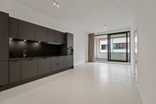<p>Dit moderne appartement op de tweede verdieping in Mortsel combineert moeiteloos comfort, stijl en functionaliteit. Het appartement beschikt over één ruime slaapkamer en een kwalitatief afgewerkte badkamer, ideaal voor alleenstaanden, koppels of investeerders die op zoek zijn naar hedendaags wooncomfort.</p><p>De lichtrijke leefruimte met grote raampartijen zorgt voor een aangename open sfeer en sluit mooi aan op het terras, waar u in alle rust kan genieten van de buitenlucht. De moderne, volledig uitgeruste keuken met strakke afwerking past perfect binnen het hedendaagse karakter van het appartement.</p><p>Dit project onderscheidt zich door een unieke combinatie van nieuwbouwkwaliteit, doordachte architectuur en een hoog afwerkingsniveau. Bovendien is het appartement super energie-efficiënt, waardoor comfort en duurzaamheid hand in hand gaan.</p><p>Extra troeven:<br />• Verkoop onder registratiestelsel, geen btw<br />• Super energie-efficiënt: warmtepomp, zonnepanelen en vloerverwarming<br />• Praktisch geen energiekosten<br />• Kwalitatief afgewerkt<br />• Appartement op de tweede verdieping met terras<br />• Gevestigde topligging in Mortsel<br />• Kleinschalige residentie en lage algemene kosten<br />• Optie tot aankoop van een staanplaats aan € 27.500</p><p>Een ideale opportuniteit voor wie zorgeloos en kwalitatief wil wonen of investeren op een uitstekende locatie.</p>