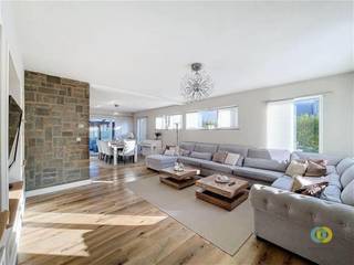 <p><span>Dans un quartier extrêmement calme, où la circulation de passage est interdite, vous trouverez cette spacieuse villa offrant de nombreux espaces de vie, un agencement bien pensé et un cadre extérieur agréable. La maison a été rénovée vers 2011 et offre aujourd’hui tout l’espace nécessaire pour une vie de famille confortable, le télétravail et la détente.</span></p><p><span>Le hall d'entrée donne accès à un agréable espace de vie de 50 m², qui offre une sensation d'ouverture et d'espace. À côté se trouve la cuisine équipée, qui, tout comme l'espace de vie, donne accès à la véranda très pratique. Celle-ci constitue une belle transition vers la terrasse et le jardin avec piscine. Vous pourrez y profiter des longues journées d'été, des dîners en terrasse et de moments de détente. A côté de la piscine vous avez un bel espace pour installer des chaises longues ou un coin salon. À côté de la piscine se trouve également un garage créant un espace de rangement supplémentaire. Au rez-de-chaussée, vous trouverez également un bureau, parfait pour ceux qui souhaitent travailler tranquillement de la maison. Le premier étage comprend trois chambres spacieuses et une salle de bains attenante à la chambre principale. Au deuxième étage se trouvent deux autres grandes chambres de 19 m² chacune et une deuxième salle d’eau. Vous trouverez un espace de rangement supplémentaire dans le grenier de 8 m² et dans la cave de 20 m². L’allée peut accueillir plusieurs voitures. Une villa spacieuse avec piscine, des équipements pratiques et un emplacement calme : planifiez dès aujourd’hui votre visite et découvrez par vous-même tout le confort de vie qu’offre cette propriété.</span></p><p><span> </span></p>