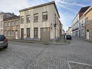 Heerlijk ruim en licht wonen in Brugge – mét tuin en eigen garage!<br />Zoek je een echt groot huis in het centrum van Brugge waar je de ruimte hebt, maar wel lekker rustig woont? Dit is er zo een. Je woont hier supercentraal en dicht bij alles wat de stad te bieden heeft, maar net buiten de drukke toeristenzones. Met drie verdiepingen, een eigen tuin en een garage is dit gewoon een heel fijne en comfortabele plek om te wonen.<br /><br />Het hele huis is voorzien van een mooie parketvloer, wat meteen voor een warme en gezellige sfeer zorgt. Wat ook ideaal is: overal in het huis zijn al slimme inbouwkasten geplaatst. Dat scheelt een hoop gedoe met zware kasten verhuizen en zorgt ervoor dat je spullen meteen netjes opgeruimd zijn.<br /><br />Iedereen die Brugge kent, weet dat parkeren een uitdaging kan zijn. Hier heb je daar geen last van, want het huis heeft een inpandige garage. Je auto staat dus altijd veilig en droog binnen. Heb je daarnaast nog veel spullen, fietsen of een hobby? De grote kelder is perfect als extra opslagruimte. Qua energie zit het met een EPC-label C ook helemaal prima.<br /><br />Algemeen: <br />- Huurprijs: €1.150,00/maand<br />- Beschikbaar vanaf 01/08/2026<br />- inpandige garage <br />- EPC c<br />- Parketvloer over de hele woning<br /><br />De snelste manier om een bezoek te brengen aan dit pand? Vraag je bezoek aan via de roze knop op onze website (www.dewaele.com) en je wordt gecontacteerd door één van onze verhuurexperten.