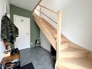 INDIEN U EEN BEZOEK WENST IN TE PLANNEN GELIEVE EEN BEZOEK AAN TE VRAGEN VIA WWW.HILLEWAERE.BE VIA DE RODE KNOP<br /><br />Deze recente rijwoning ligt in een rustige straat, op een boogscheut van het stadscentrum.<br /><br />Indeling:<br />Inkomhal met gastentoilet. Lichtrijke woonkamer met open keuken. Deze is volledig uitgerust (vaatwasser, combi-oven, kookplaat en koelkast met vriesvak. Aansluitend is er een handige berging met aansluitingen voor wasmachine en droogkast. Via het schuifraam stap je zo de zuidgerichte tuin in. Een knusse buitenruimte met onderhoudsvriendelijk kunstgras en een praktische tuinberging. Extra handig: de tuin is ook bereikbaar via een achterpoortje!<br /><br />Op de eerste verdieping bevinden zich 2 ruime slaapkamers en een badkamer voorzien van ligbad, douche en dubbele wastafel. De tweede verdieping telt nog eens 2 extra slaapkamers/hobbyruimtes.<br /><br />Kortom, een warme en instapklare woning!<br /><br />Bijzonderheden:<br />- Beschikbaar vanaf 1/8/2026<br />- Geen garage<br />- De woning zal wit opgeschilderd opgeleverd worden<br />- tuin met kunstgras<br />- Kraantje buiten op regenwater<br />- Zuidgerichte tuin<br />- Zonnepanelen<br />- Vloerverwarming op het gelijkvloers