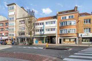 Op een toplocatie met veel voorzieningen mogen wij u deze riante handelsruimte aanbieden gelegen op het gelijkvloers. Een sfeervolle omgeving...