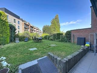 IMMO STORE stelt u deze UITZONDERLIJK RUIME en RUSTIG gelegen gezinswoning voor in het hart van Zellik. Dankzij haar DOORDACHTE INDELING, VIER volwaardige slaapkamers en aangename buitenruimtes is deze woning de ideale thuis voor gezinnen die op zoek zijn naar COMFORT en een UITSTEKENDE LIGGING.<br />Op de eerste verdieping bevindt zich een LICHTRIJKE leefruimte met GROTE RAAMPARTIJEN die zorgen voor een overvloed aan NATUURLIJK DAGLICHT. De open, volledig GEINSTALLEERDE keuken sluit naadloos aan op de woonkamer en geeft samen met de leefruimte uit op een RUIM TERRAS – de perfecte plek om te ontspannen of gezellig te tafelen. Het gelijkvloers omvat een inkomhal, een garage, een praktische berging/wasplaats en een ruime MASTER bedroom met aansluitende douchekamer, waardoor de woning ook ideaal is voor wie gelijkvloers wil slapen. De gezellige TUIN vormt een EXTRA TROEF en biedt voldoende ruimte voor kinderen, huisdieren of tuinliefhebbers.<br />Op de tweede verdieping bevinden zich nog DRIE ruime slaapkamers en een badkamer met ligbad. Daarnaast beschikt de woning over een handige opbergzolder die extra bergruimte biedt. De ligging is een absolute meerwaarde: in het centrum van Zellik, op WANELAFSTAND van winkels, scholen en openbaar vervoer, met een vlotte verbinding naar de Brusselse Ring (R0), de E40 en het station van Zellik. +++ EPC 'B' +++ GOEDGEKEURDE ELEKTRICITEIT +++ BEL IMMO STORE OP 02 203 03 03 voor een bezoek ter plaatse!