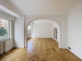 <p><strong><span>IXELLES – ROND-POINT DE L’ÉTOILE | APPARTEMENT 1 CHAMBRE ±106 M²</span></strong></p>
<p><span>Au cœur du prestigieux Rond-Point de l’Étoile à Ixelles, à l’angle de l’avenue Ernestine et de l’avenue des Courses, découvrez cet élégant appartement situé au deuxième étage de la remarquable </span><strong><span>Résidence Ernestine</span></strong><span>.</span></p>
<p><span>Construite en 1936, cette résidence moderniste de caractère offre un cadre architectural remarquable, tout en bénéficiant d’une situation privilégiée au cœur d’Ixelles. L’immeuble dispose de </span><strong><span>deux ascenseurs aux normes</span></strong><span> ainsi que d’un </span><strong><span>service de conciergerie</span></strong><span>.</span></p>
<p><span>Développant une superficie de </span><strong><span>106 m² selon le PEB</span></strong><span>, l’appartement a été récemment rénové tout en conservant le charme de son époque, notamment grâce à son </span><strong><span>beau parquet présent dans les pièces de réception ainsi que dans la chambre</span></strong><span>.</span></p>
<p><span>Il se compose d’un agréable espace de vie, d’une cuisine, d’une chambre d’environ </span><strong><span>14 m²</span></strong><span> et des pièces d’eau. L’appartement est également proposé avec </span><strong><span>une cave privative</span></strong><span>. Au rez-de-chaussée de l’immeuble, un </span><strong><span>espace polyvalent pouvant servir d’atelier ou de local à vélos</span></strong><span> est également à disposition.</span></p>
<p><span>Situé dans un environnement particulièrement recherché, entre </span><strong><span>le quartier du Cimetière d’Ixelles, l’Abbaye de la Cambre et le Bois de la Cambre</span></strong><span>, le bien profite d’un cadre de vie à la fois verdoyant et animé. À proximité immédiate du </span><strong><span>campus du Solbosch</span></strong><span>, de l’</span><strong><span>avenue Louise</span></strong><span> et de ses nombreux commerces, ainsi que de la </span><strong><span>place Flagey</span></strong><span>, il bénéficie de toute l’effervescence et de la diversité qui font le charme d’Ixelles.</span></p>
<p><span>La localisation est également idéale pour les déplacements en transports en commun, avec notamment les lignes de tram </span><strong><span>8, 7 et 25</span></strong><span>, offrant des connexions rapides vers Louise, Roodebeek, le Heysel, Vanderkindere, Rogier et Boondael.</span></p>
<p><strong><span>Charges mensuelles : ±300 €</span></strong><br /><strong><span>PEB : F</span></strong></p>
<p><span>Un appartement de caractère alliant </span><strong><span>beaux volumes, rénovation récente, services de résidence et emplacement privilégié</span></strong><span>, au cœur d’un des quartiers les plus prisés d’Ixelles.</span></p>