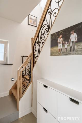 UNE AFFAIRE EN OR !!! Villa entièrement rénovée, idéalement située à Deerlijk, à 595 000 €. Vous recherchez une villa prête à emménager, économe en énergie, alliant à la perfection espace, confort et finitions haut de gamme ? Alors cette magnifique propriété entièrement rénovée, située au 11 Beekstraat à Deerlijk, est exactement ce qu’il vous faut. Grâce à son emplacement central, à quelques pas des écoles, des commerces et de toutes les commodités quotidiennes, vous profiterez ici d’une combinaison idéale entre un cadre de vie paisible et une excellente accessibilité. Depuis le hall d’entrée, vous accédez à l’espace de vie ouvert et lumineux, agrémenté d’un coin repas convivial, où de grandes baies vitrées créent une ambiance agréable et offrent une belle vue sur la terrasse et le jardin soigné et entièrement privé. La cuisine élégante et haut de gamme constitue le cœur de la maison et est équipée de tout le confort moderne, notamment d’un robinet Aqualex très pratique. À proximité se trouvent un débarras/buanderie très pratique et une cave spacieuse et sèche. À l’extérieur, vous disposez d’une grande allée et d’un garage en maçonnerie.À l’étage se trouvent trois chambres spacieuses, toutes équipées de la climatisation pour un confort optimal. Le grenier entièrement aménagé offre en outre de nombreuses possibilités et peut parfaitement être aménagé en quatrième chambre, bureau ou espace de loisirs.Cette maison obtient également d’excellents résultats en matière de durabilité. Avec un label EPC A, le chauffage au sol, la domotique, une toiture entièrement rénovée et 12 panneaux solaires sur le garage, vous avez la garantie d’une maison économe en énergie et tournée vers l’avenir. Les deux citernes d’eau de pluie, d’une capacité totale de 30 000 litres, permettent en outre de couvrir jusqu’à 95 % de la consommation d’eau grâce à l’eau de pluie.Cette propriété est située sur un terrain de 1 085 m² et dispose d’une surface habitable d’environ 207 m² (à titre indicatif selon le certificat de performance énergétique). Le CPE n’est que de 91 kWh/m²/an (Label A – UC 379309), ce qui signifie qu’aucune obligation de rénovation ne s’applique. De plus, la maison obtient un score P et un score G de niveau A et ne se trouve pas dans une zone à risque d’inondation.En résumé, cette villa élégante offre une combinaison unique d’espace, de qualité, d’efficacité énergétique et d’un emplacement exceptionnel. Un choix incontournable pour ceux qui souhaitent profiter d’un cadre de vie confortable en toute sérénité.Prix demandé : 595 000 €Intéressé(e) ? Contactez dès aujourd’hui Property Vastgoed au 056 96 08 00 ou à l’adresse info@property-vastgoed.be et organisez votre visite.