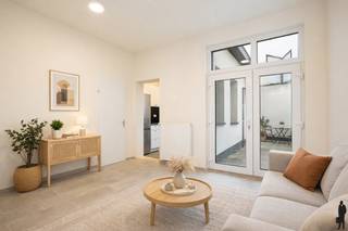 <strong>Ruim en volledig gerenoveerd stadswoning met 4 slaapkamers en gezellige stadstuin</strong><br /><br /><strong>Deze volledig gerenoveerde woning combineert ruimte, comfort en een praktische indeling met een gezellige stadstuin. Dankzij de vier volwaardige slaapkamers, twee badkamers en verschillende bergruimtes is dit een ideale gezinswoning op een centrale ligging.</strong><br /><br /><strong>De gelijkvloerse verdieping:</strong><br />• een inkomhal met toegang tot de leefruimtes,<br />• een lichtrijke leefruimte met plaats voor salon en eetkamer,<br />• een praktische keuken uitgerust met Bosch-toestellen, dampkap, vaatwasser, oven, koelkast en spoelbak,<br />• een wasplaats/berging met aansluiting voor technieken,<br />• een apart toilet achteraan,<br />• een halletje met rechtstreekse toegang naar de tuin, ideaal voor fietsen en afval,<br />• een droge kelder, handig voor extra stockage,<br />• een zolderruimte boven de berging.<br /><br /><strong>De eerste verdieping:</strong><br />• een zeer ruime nachthal met mogelijkheid tot bureauhoek,<br />• een grote badkamer met inloopdouche, vrijstaand bad, dubbele lavabo, toilet en handdoekradiator,<br />• een ruime slaapkamer,<br />• een zeer ruime tweede slaapkamer.<br /><br /><strong>De tweede verdieping:</strong><br />• een ruime nachthal met plaats voor extra stockage,<br />• een badkamer met lavabo, toilet en handdoekradiator,<br />• twee slaapkamers onder het dak, telkens voorzien van veluxraam en radiator.<br /><br /><strong>De tuin:</strong><br />• een gezellige stadstuin met aangenaam terras,<br />• een buitenberging met vernieuwde ketel,<br />• een praktische zij-ingang voor fietsen en afval.<br /><br /><strong>Algemeen:</strong><br />• volledig gerenoveerde woning met zeer veel ruimte,<br />• vier volwaardige slaapkamers en twee badkamers,<br />• verwarming op aardgas,<br />• vernieuwd zadeldak,<br />• droge kelder en meerdere bergruimtes.<br /><br /><strong>Een verrassend ruime en instapklare woning met een aangename stadstuin, ideaal voor wie centraal wil wonen met alle comfort binnen handbereik.</strong>