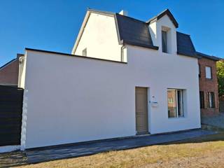 Ontdek deze volledig gerenoveerde, en helft nieuw gebouwde, charmante woning, gelegen op een perceel van 500 m². Met een bewoonbare oppervlakte van 244 m², biedt deze woning comfort en ruimte. <br />Het bijgebouw is volledige nieuwbouw, die 90 m2 extra ruimte biedt voor een kantoor, een kangoeroewoning (aanvraag gemeente) , een winkel (was eerder een bloemenwinkel), garage, sportgelegenheid, hobby, praktijk, etc.<br /><br />De woning beschikt over drie slaapkamers en één badkamer, ideaal voor een gezin. De buitenkant wordt gekenmerkt door een moderne witte gevelafwerking en een donkergrijs dak, wat zorgt voor een strakke en tijdloze uitstraling. De woonst werd zowel binnen als buiten overmatig geïsoleerd.<br /><br />De woning is daardoor voorzien van een energiezuinig EPC-label B, wat resulteert in lagere energiekosten. De omgeving van de woning is rustig en groen, met een aangelegde tuin die volledig kan worden afgesloten. De woonst is asbestvrij en de elektriciteit is gekeurd. Laag KI (ong 500 euro per jaar).<br /><br />Dit pand combineert de charme van een oudere woning met hedendaags wooncomfort en de nieuwbouw van 120 m2 . De vlotte bereikbaarheid naar Mol, Retie en Geel, en de nabijheid van voorzieningen (scholen, winkels, etc.) maken dit een aantrekkelijke woonlocatie. Een unieke kans om uw droomwoning te vinden!<br /><br />Voor vragen of en bezoek kan u contact opnemen met Serge , tel 0493 082 826.<br /><br />