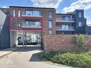 <p>Licht, ruimte en buitenleven op een uitstekende locatie! Dit recent opgeleverde (2021) instapklare appartement op de tweede verdieping combineert een aangename woonbeleving met een praktische indeling, een groot terras en een vlotte bereikbaarheid.</p>
<p>De ruime woonkamer biedt plaats aan een comfortabele zithoek en eetplaats en vormt het hart van het appartement. Grote glaspartijen zorgen niet alleen voor veel natuurlijke lichtinval, maar geven ook rechtstreeks toegang tot het ruime en gezellige terras. De volledig geïnstalleerde keuken sluit mooi aan bij de leefruimte, met daarnaast een praktische berging met wasplaats.</p>
<p>Het appartement beschikt verder over 2 volwaardige slaapkamers, een verzorgde badkamer met inloopdouche en lavabo en een afzonderlijk toilet. Het appartement ligt vlak naast het jaagpad aan de Schelde dat je binnen 10 minuten in centrum Gent brengt.</p>
<p>Een bijkomende troef is de afgesloten fietsenstalling. Privatieve parkeerplaats aan te kopen voor €15.000.</p>
<p>Troeven</p>
<ul>
<li>Instapklaar (2021)</li>
<li>Energiezuinig</li>
<li>2 slaapkamers</li>
<li>Lichtrijk</li>
<li>Afgesloten gemeenschappelijke fietsenstalling</li>
<li>Vlotte verbinding naar Gent en verschillende belangrijke toegangswegen (E17, E40)</li>
<li>Nabij winkels, scholen en openbaar vervoer</li>
</ul>
<p>Deze woning is te koop ZONDER makelaar via het concept van Smart Houses. Wenst u verdere inlichtingen of een bezoek? Contacteer rechtstreeks de eigenaar via 0477/31.53.62.</p>