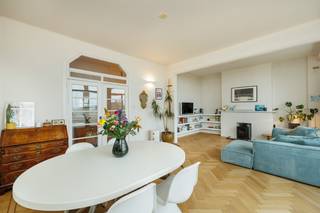 Algemeen<br />Op een rustige locatie te Berchem-Antwerpen, vlakbij het Te Boelaerpark en het station, bieden we dit uiterst licht en gerenoveerd appartement op de vierde verdieping aan met mooie art-decokenmerken. Het gebouw werd opgetrokken in 1947 in typerende modernistische stijl en combineert een tijdloze afwerking met behoud van authentieke elementen (originele deuren, Parijse lift,...) enerzijds, en een hedendaagse stijl anderzijds: nieuwe ramen, een veiligheidsdeur, vernieuwde elektriciteit, enzovoort. <br /><br />Ligging<br />Het appartement is gelegen aan de Gitschotellei 230, in een rustige en groene buurt van Berchem-Antwerpen, op wandelafstand van het Te Boelaerpark. De ligging combineert de rust van deze woonstraat met alle troeven van de stad: verscheidene supermarkten, kleinhandel, restaurants en koffiebars bevinden zich op wandelafstand, net als openbaar vervoer en het station van Berchem. Zurenborg ligt op minder dan 5 minuten fietsen.<br /><br />Indeling<br />Lichte leefruimte op originele parketvloer met panoramisch zicht<br />2 ruime slaapkamers met ingemaakte kasten in de masterbedroom (20 m² en 12 m²)<br />Kleinere kamer ingericht als wasplaats (6 m²)<br />Volledig ingerichte keuken met toegang tot het terras<br />Badkamer met wastafel en douche, apart toilet<br />Aangenaam terras<br />Ondergrondse kelderberging inbegrepen<br />Fietsenberging op het gelijkvloers<br />Conforme gerenoveerde Parijse lift<br /><br />Troeven<br />-Rustige, groene locatie aan de Gitschotellei, vlakbij Te Boelaerpark en station Berchem<br />-Panoramisch zicht<br />-Alle stadstroeven op wandelafstand: winkels, horeca en openbaar vervoer<br />-Blanco elektriciteitskeuring voorhanden<br />-Laag kadastraal inkomen<br />-Authentieke art-decodetails gecombineerd met een volledige renovatie<br /><br />Zie grondplan en EPC bij "Documenten" op de Wellimmo-site.<br />Voor meer info: 03 225 00 68 of surf naar www.wellimmo.net