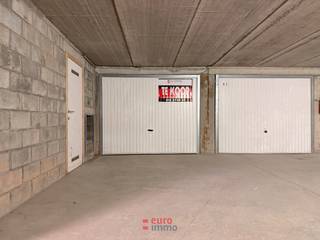 Deze box verlost u van de stress om telkens weer parkeerplaats te zoeken, naar de meter te lopen,... Op de -2 van het garagecomplex Leopoldplein bevindt deze garage zich hier op een uiterst centrale locatie.<br /><br />Bovendien is de prijs/kwaliteitsverhouding zeer goed.<br /><br />Afmeting volgens plannen: 2m92 x 5m30.
