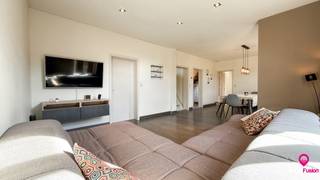 Bij ImmoFusion 7/7 “open huis” : klik op onze 3D-TOUR.<br />Ervaar vastgoed alsof je er zelf doorloopt!<br /><br />Stap binnen in deze karaktervolle woning, rustig gelegen in een doodlopende straat te Heusden-Zolder. Deze charmante woning, oorspronkelijk gebouwd in 1874 maar langs binnen smaakvol gerenoveerd, combineert authentieke elementen met hedendaags comfort. Met maar liefst vijf slaapkamers en een bewoonbare oppervlakte van 264m² is dit de ideale thuisbasis voor grote gezinnen of wie op zoek is naar extra ruimte.<br /><br />Bij het betreden van de woning kom je terecht in een aangename inkomhal met voldoende plaats voor jassen en schoenen. Van hieruit wandel je verder naar de ruime leefruimte, waar je geniet van een gezellige en lichtrijke omgeving. De living biedt moeiteloos plaats aan een grote zetel, eettafel en bijkomende kasten, waardoor je hier een echte leefruimte op maat kan creëren. Hier bevindt zich tevens een apart gastentoilet.<br /><br />Aansluitend bevindt zich de ruime keuken, voorzien van alle nodige toestellen en voldoende werkruimte. Dankzij de grootte van de keuken is er bovendien plaats voor een extra eettafel, ideaal voor gezellige familiemomenten.<br /><br />De badkamer op het gelijkvloers is verrassend ruim en uitgerust met een douche, ligbad en praktische opbergkasten. Op de eerste verdieping bevindt zich nog een tweede sanitaire ruimte met toilet en lavabo, wat zorgt voor extra comfort in het dagelijks gebruik.<br /><br />Op de bovenverdieping treffen we vijf volwaardige slaapkamers, elk met voldoende ruimte en lichtinval, perfect in te richten als slaap-, werk- of hobbyruimte.<br /><br />De woning beschikt over houten ramen met HR-glas en een klassiek zadeldak. Dankzij eerdere renovaties en bijkomende isolatie behaalt de woning een EPC-label C (248 kWh/m²), wat bijdraagt aan een degelijk energieverbruik. Verwarming gebeurt hoofdzakelijk via een condenserende gasketel, en bovendien zijn er zonnepanelen aanwezig, een mooie extra troef.<br /><br />Buiten geniet je van een ruim perceel van maar liefst 1.148m². De volledig omheinde tuin biedt veel privacy en beschikt over een gezellig terras en loungehoek, ideaal om tot rust te komen of gasten te ontvangen. Voor de wagen is er een praktische overkapping voorzien.<br /><br />Gelegen in een uiterst rustige en kindvriendelijke omgeving, en toch met een vlotte verbinding naar omliggende gemeenten en voorzieningen, biedt deze woning het beste van twee werelden.<br /><br />Pluspunten:<br />- Gerenoveerde woning met karakter<br />- 5 slaapkamers<br />- Ruim perceel van 11a48ca<br />- Zonnepanelen aanwezig<br />- EPC-label C<br />- Volledig omheinde tuin<br />- Rustige ligging in doodlopende straat<br />- Thuisbatterij van de zonnepanelen aanwezig<br /><br />Voor een bezichtiging ter plaatse of meer info, bel ons op 078/78.78.70, of kom gewoon binnen op ons kantoor, steeds welkom!