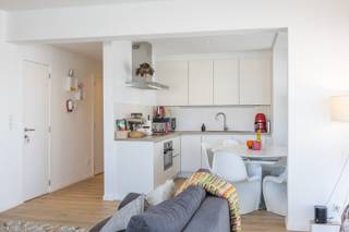 INTERESSANTE INVESTERING IN HET CENTRUM VAN OOSTENDE<br />Gelegen op de Groentemarkt, in het hart van Oostende, bevindt zich dit instapklare appartement dat zich uitstekend leent als investering of tweede verblijf met verhuurmogelijkheden.<br />De leefruimte met open, volledig ingerichte keuken geniet van een aangename lichtinval en vormt een praktische en aantrekkelijke basis voor zowel korte als langere verblijven. Dankzij de indeling met twee slaapkamers en een slimme inrichting met op maat gemaakt stapelbed voor vier personen, kan het appartement meerdere gasten comfortabel ontvangen, wat het verhuurpotentieel aanzienlijk verhoogt.<br />Verder beschikt het appartement over een moderne badkamer met inloopdouche, een afzonderlijk toilet en twee bergingen, wat zorgt voor extra comfort en functionaliteit voor huurders.<br />De centrale ligging, op wandelafstand van winkels, restaurants, het strand en het station, maakt dit pand bijzonder aantrekkelijk voor vakantieverhuur en citytrips.<br />Instapklaar en zonder bijkomende werken, biedt dit appartement een directe opportuniteit voor wie op zoek is naar een zorgeloze investering in Oostende.
<ul>
	<li>Oppervlakte: 75 m²</li>
	<li>2 slaapkamers + extra slaapcapaciteit</li>
	<li>Privatieve kelder</li>
	<li>Mogelijkheid tot huren van parking in de buurt</li>
	<li>EPC: 334 kWh/m² jaar (label D)</li>
	<li>KI: 877 €</li>
</ul>