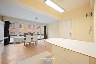 <span><strong>**Uiterst ruime studio met balkon te Leuven**<br /><br /></strong><span>In dé Tiensestraat te Leuven, de absoloute Stadskern, bieden wij u deze uiterst ruime studio met balkon aan. De unit zelf is gelegen op de tweede verdieping van het gebouw en is een type: studio. De keuken en badkamer zijn volledig geïnstalleerd en ingericht. Winkels, openbaar vervoer, campussen en faculteiten kan u op wandelafstand vinden. <br /><br /></span><strong><span>Interesse in een bezichtiging ter plaatse? Met plezier! Contacteer onze Expert Investeringsvastgoed Jacky: jacky@connect-immo.be of 0495 53 46 49. <br /></span></strong><span><br /><span>EPC: Label B - UC: 3083885</span></span><strong><br /><br /><br /></strong></span>