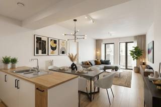 Dit recente, instapklare appartement van 89 m² ligt op een uiterst centrale locatie vlakbij het Justitiepaleis, Place Poelaert, Avenue Louise, Parc d’Egmont &amp; de Smet de Naeyer. De residentie verkeert in perfecte staat en biedt een hoogwaardig wooncomfort. Het appartement van 89m² met uniek zicht op het Justitiepaleis bestaat uit:- Inkomhal met vestiaire en gastentoilet- Aangename livingruimte met zicht op het Justitiepaleis- 2 Ruime en lichtrijke slaapkamers- Badkamer met lavabo en toilet- Douchekamer met lavabo- Volledig uitgeruste keuken ( Microgolf, oven, vaatwasser, frigo, vriezer)- Berging met aansluiting voor wasmachine en droogkast en opbergruimteDaarnaast is er nog een privatieve kelder en parkeerplaats die verplicht aangekocht moet worden: €35.000Troeven: - EPC: B- Elektriciteit conform- Ventilatiesysteem D- Zeer gunstige locatie: op wandelafstand van bus- metrohaltes en het centrum van Brussel