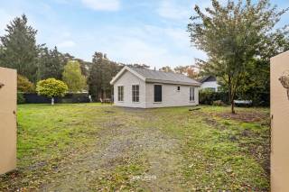 Ben je op zoek naar een rustige verblijfplaats in het groen met comfort, isolatie en ruimte? Deze recente recreatiewoning uit 2016 biedt alles wat...