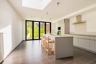 <p><strong>Charmant gerenoveerde woning binnen de ring van Leuven – Kapucijnenvoer</strong></p>
<p>Op een toplocatie bevindt zich deze prachtig gerenoveerde en uitstekend onderhouden stadswoning met een gezellige, volledig ommuurde tuin en terras. Een unieke combinatie van karakter, ruimte en hedendaags wooncomfort op wandelafstand van het bruisende stadscentrum.</p>
<p>Bij het binnenkomen wordt u verwelkomd in een inkomhal die toegang geeft tot de lichtrijke leefruimte met gezellige zithoek en eetplaats. De moderne, stijlvolle keuken vormt het hart van de woning en sluit naadloos aan op de leefruimte. Achteraan zorgt een indrukwekkend groot harmonicaraam voor een overvloed aan natuurlijk licht en creëert het een prachtige verbinding tussen binnen en buiten. Op mooie dagen kan de volledige achtergevel geopend worden, waardoor terras en tuin een verlengstuk van de leefruimte worden.</p>
<p>Via de open trap bereikt u de eerste verdieping waar zich een ruime slaapkamer bevindt, samen met een volledig ingerichte badkamer voorzien van een douche, een wandmeubel en een comfortabel ligbad. Afzonderlijk toilet.</p>
<p>De tweede verdieping biedt nog twee bijkomende slaapkamers, ideaal als kinderkamers, bureau of hobbyruimte.</p>
<p><strong>Troeven van deze woning:</strong><br />• Topligging binnen de Leuvense ring<br />• Volledig gerenoveerde en instapklare woning<br />• Gezellige volledig ommuurde tuin en terras<br />• Moderne keuken met indrukwekkend plooiraam<br />• 3 slaapkamers<br />• Mooie en volledig ingerichte badkamer met douche en ligbad<br />• Zeer goed onderhouden woning<br />• Op wandelafstand van winkels, horeca, openbaar vervoer en het historische centrum van Leuven</p>
<p>Een ideale woning voor wie op zoek is naar comfortabel wonen op een absolute toplocatie in Leuven.<br />Neem contact voor een bezoek via admin@immodrome.be of 016 23 47 23</p>