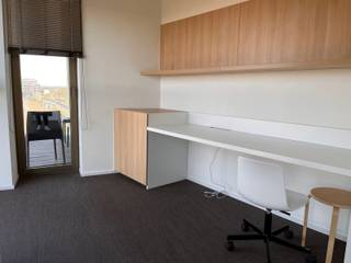 Nieuwe trendy studentenkamer met eigen sanitair, gelegen de zesde verdieping in residentie 'Woods'. De kamer heeft twee grote raampartijen die...