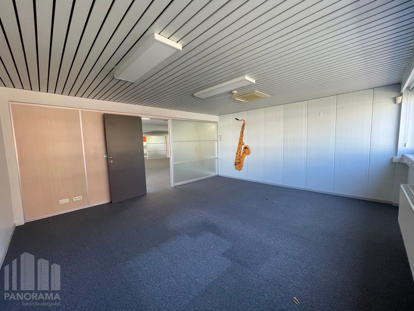 Commercial building with a 105 m² warehouse and 400 m² fitted offices in a prime location. - photo 4