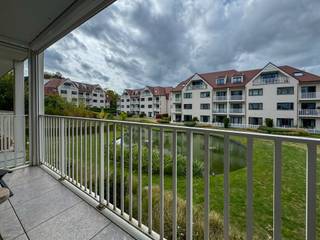 Vandaag nemen we je mee naar het centrum van Bornem. In Residentie Aurora vinden we dit aangename nieuwbouwappartement terug, gelegen op de eerste verdieping. Dankzij de centrale ligging bevinden scholen, winkels, recreatie en openbaar vervoer zich op wandelafstand.<br /><br />We betreden het appartement via de ruime inkomhal, die toegang geeft tot de lichtrijke leefruimte. Dankzij de grote raampartijen geniet deze ruimte van een aangename hoeveelheid natuurlijk licht. Aansluitend bevindt zich de volledig geïnstalleerde open keuken, waardoor koken en gezellig samenleven hier mooi samenkomen.<br /><br />Via de inkomhal bereiken we verder het gastentoilet, twee ruime slaapkamers en de badkamer. Deze is voorzien van een ligbad, lavabo en toilet. Daarnaast beschikt het appartement over een praktische berging, ideaal voor extra opslagruimte.<br /><br />Een absolute troef zijn de twee terrassen. Vanuit de leefruimte heb je toegang tot het ruime, overdekte terras dat uitkijkt op de verzorgde gemeenschappelijke tuin met vijver. Aan de voorzijde van het appartement bevindt zich nog een tweede terras.<br /><br />In de ondergrondse parkeergarage beschikt het appartement bovendien over een privatieve autostaanplaats en een privatieve berging.<br /><br />Het appartement wordt volledig gemeubeld aangeboden, waardoor je hier meteen comfortabel kan intrekken.<br /><br />De gemeenschappelijke kost bedraagt €130 per maand.<br /><br />Ben je op zoek naar een ruim en kwalitatief appartement?<br />Neem gerust contact op via bryann@julimmo.be of 0492 86 51 03.