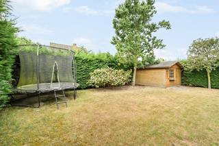 <strong>Energiezuinige gezinswoning met 3 slaapkamers, inpandige garage en zonnige tuin in een kindvriendelijke omgeving (inclusief 7410 Wp zonnepanelen)</strong><br /><br />Bent u op zoek naar een comfortabele en duurzame gezinswoning op een uitstekende locatie? Dan zal deze knappe halfopen bebouwing in het gezellige Rollegem-Kapelle u ongetwijfeld weten te bekoren.<br /><br />Gelegen in een rustige, kindvriendelijke woonwijk aan het eind van een doodlopende straat met extra parkeermogelijkheden, bevindt u zich hier op wandelafstand van school, winkels, horeca en het dorpscentrum. Een ideale uitvalsbasis voor gezinnen die houden van rust, ruimte én de nabijheid van alle voorzieningen.<br /><br /><strong>Deze eigentijdse woning is bijzonder energiezuinig, met een gunstig EPC-label B (120 kWh/m2) en 19 zonnepanelen (7410 Wp)  die u een aanzienlijk lager energieverbruik garanderen.</strong><br />De woning werd doorheen de jaren zorgvuldig onderhouden en biedt dankzij haar praktische indeling het perfecte wooncomfort voor jong en oud.<br /><br /><u>Indeling gelijkvloers:</u> U wordt verwelkomd in een nette inkomhal met gastentoilet, waarna u doorloopt naar de lichtrijke leefruimte met grote raampartijen die zorgen voor een overvloed aan natuurlijk licht en een warme, uitnodigende sfeer. De aansluitende hoekkeuken is volledig geïnstalleerd en voorzien van een praktische ontbijthoek – ideaal voor drukke ochtenden of ontspannen weekendbrunches.<br />Een grote troef is de inpandige garage met bijkomende bergruimte en maatkasten, perfect voor het stockeren van fietsen, hobbyspullen of extra voorraad.<br /><br />De buitenruimte is onderhoudsvriendelijk aangelegd met een tuinhuis en een zonnig terras waar u in alle rust en privacy kunt genieten van de buitenlucht. Dit is de perfecte plek voor zomerse barbecues, een gezellige tuinaperitief of simpelweg genieten van de zon.<br /><br /><u>Verdieping 1</u>: Via de nachthal bereikt u drie volwaardige slaapkamers telkens met functionele maatkasten. Een extra bergruimte biedt nog extra mogelijkheden. De badkamer is uitgerust met een ligbad/douche, enkele wastafel en een tweede toilet<br /><br /><u>Verdieping 2:</u> De zolderruimte is bereikbaar via een zolderluik en biedt tal van mogelijkheden als opslagplaats.<br /><br /><strong>EPC 120 kWh/m2 - UC3896903 (B-Label)</strong><br /><br />+ 19 zonnepanelen (7410 Wp)<br />+ Warmtepomp (warmen &amp; koelen)<br />+ Airco in iedere kamer<br />+ Regenput 5.000 liter &amp; waterverzachter<br />+ Asbestveilig<br />+ Inpandige garage &amp; extra bergruimte<br />+ Betaalbaar, energiezuinig en instapklaar<br />+ Rustige en kindvriendelijke ligging, doodlopende straat<br />+ Tuin met voldoende privacy<br />+ Op wandelafstand van centrum, winkels en school<br /><br />Deze woning is de perfecte combinatie van comfort, ligging en energiezuinigheid. Dankzij de doordachte indeling en praktische voorzieningen is dit een absolute buitenkans op de vastgoedmarkt in Rollegem-Kapelle.<br /><br />KOOP DEZE TOPPER RECHTSTREEKS VAN DE EIGENAARS!<br /><br />0468/41.06.90<br /><br />DEZE EIGENDOM WORDT VERKOCHT ZONDER VASTGOEDMAKELAAR!<br /><br />Ook beslist om uw eigendom te verkopen? Bespaar de makelaar dankzij onze reeds bewezen succesformule.