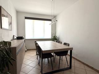 Bent u op zoek naar een charmante en betaalbare woning in een rustige en centrale buurt? Deze gezellige starterswoning in het hart van Avelgem...