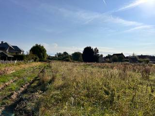 <p>7 bouwgronden voor open bebouwing op toplocatie in Leefdaal Deze bouwgronden bevinden zich in een doodlopende straat te Leefdaal (Bertem) op een boogscheut van winkels, natuur en de oprit van de E40. De gronden maken deel uit van een goedgekeurde verkavelingsvergunning en werden reeds bouwrijp gemaakt. Ook grondonderzoeken (sonderingsverslag, ovam) werden reeds uitgevoerd. Via onze betrouwbare partners is er tevens een mogelijkheid om te werken volgens sleutel-op-de-deurprincipe. Vraag gerust de uitgewerkte woningen op via onze website. Interesse om uw bouwdroom te realiseren? Vraag snel meer informatie aan via nieuwbouw@living-stone.be .</p>