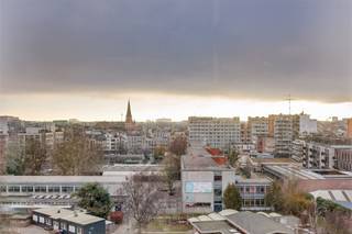 <p><span>Dit </span><span>2-slaapkamerappartement</span><span> met </span><span>terras en kelder</span><span> bevindt zich op de 8e verdieping van de Bleekhofstraat 117 in Antwerpen-Borgerhout. In de directe omgeving vindt u tal van winkels, het openbaar vervoer en belangrijke invalswegen, terwijl het stadscentrum in minder dan 15 minuten bereikbaar is.<br />Optioneel kan een </span><span>parkeerplaats</span><span> worden aangekocht tegen meerprijs. </span></p><p><span> </span></p><p><span> </span></p><p><span>Indeling</span></p><p><span>- ruime woonkamer en eetkamer </span></p><p><span>- keuken</span></p><p><span>- slaapkamer 1 </span></p><p><span>- slaapkamer 2 </span></p><p><span>- badkamer met ligbad en lavabo</span></p><p><span>- inkomhal</span></p><p><span>- toilet</span></p><p><span>- terras</span></p><p><span>- kelder</span></p><p><span> </span></p><p><span>Troeven</span></p><p><span>- centrale ligging vlakbij Antwerpen centrum</span></p><p><span>- elektrische installatie conform AREI</span></p><p><span>- gunstig EPC kengetal van 282 kWh/m²jaar</span></p><p><span>- het appartement en de garageplaats zijn verhuurd</span></p><p><span>- garage apart beschikbaar mits meer prijs van 22.000 euro</span></p><p><span> </span></p><p><span>Ben jij geïnteresseerd in dit appartement te koop in Antwerpen Borgerhout, ben je op zoek naar ander vastgoed, een investering of wens je de waarde van jouw eigendom te kennen? Dan ben je bij BOLT immo aan het juiste adres! Wij helpen jou graag verder.</span></p><p><span> </span></p>