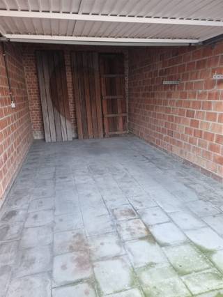 Discover the convenience of a closed garage box in the center of Roeselare! This garage box, located in a garage complex behind Weststraat 131...